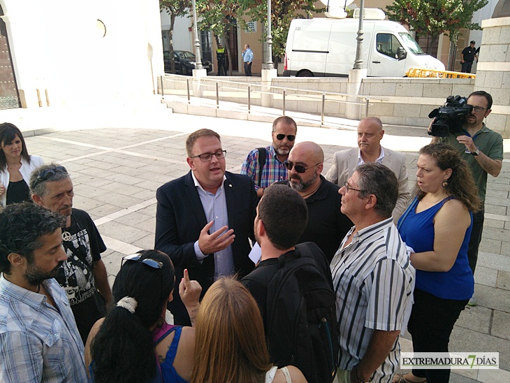 Campamento Dignidad y Osuna protagonizan una disputa en la Asamblea