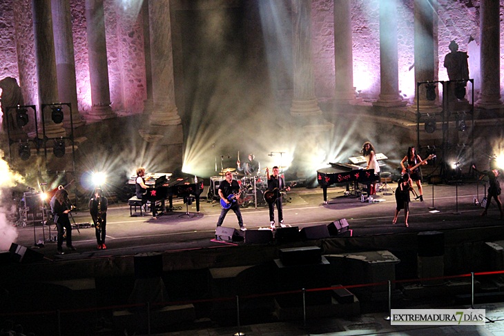 Alejandro Sanz consigue emocionar a un completo Teatro Romano