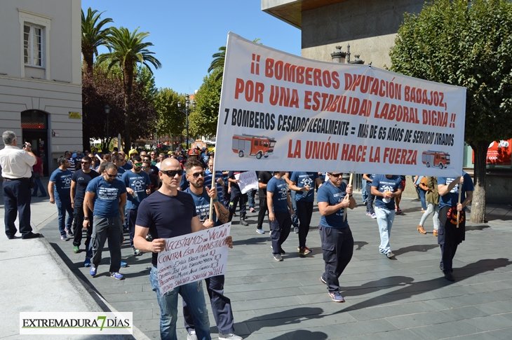 Bomberos del CPEI se manifiestan en Badajoz por una “Estabilidad laboral digna”