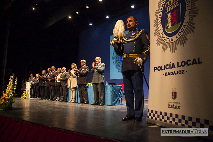 Entrega de medallas con motivo del Día de la Policía Local de Badajoz