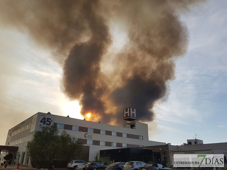 Un incendio de grandes dimensiones afecta a Badajoz desde Portugal