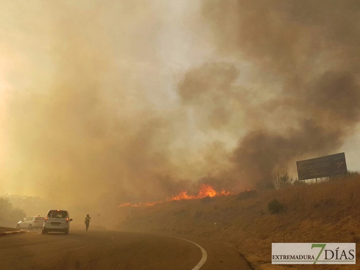 Un incendio de grandes dimensiones afecta a Badajoz desde Portugal