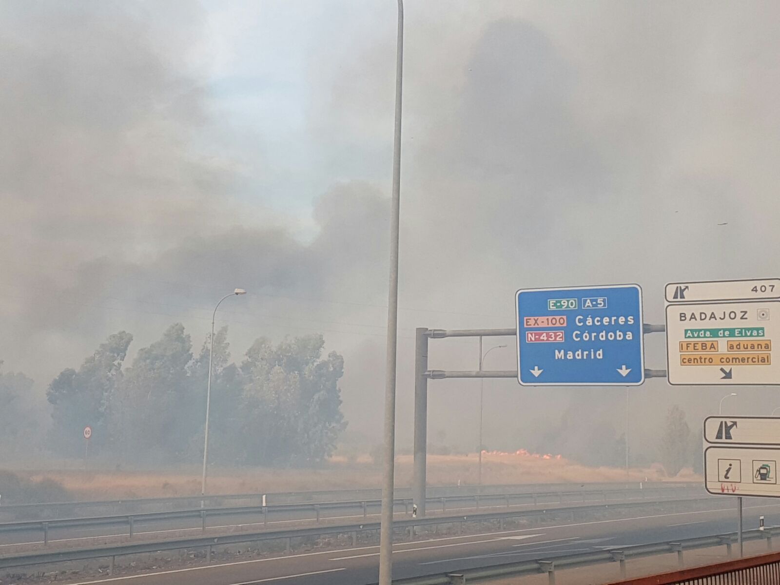 Un incendio de grandes dimensiones afecta a Badajoz desde Portugal