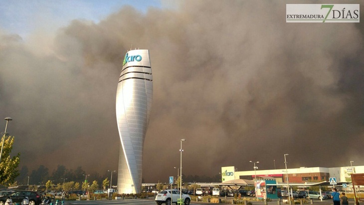 Un incendio de grandes dimensiones afecta a Badajoz desde Portugal