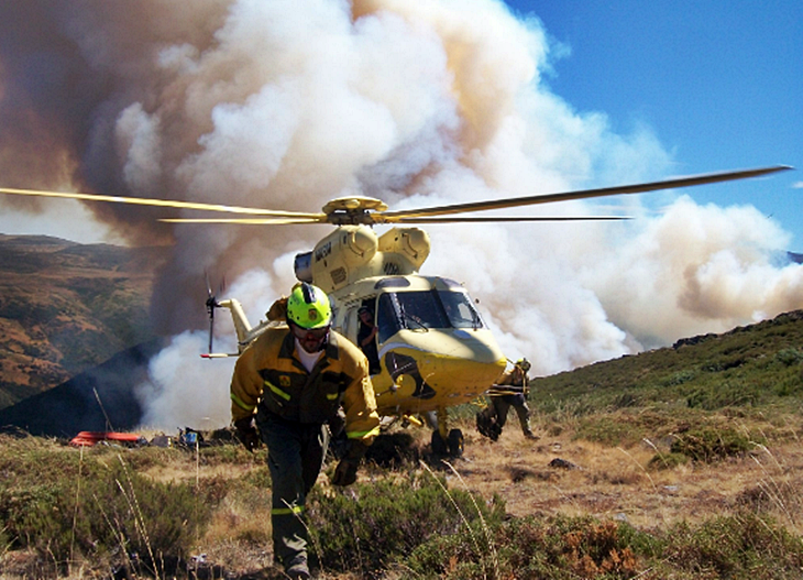 El incendio en Garganta la Olla continúa activo y mantiene el nivel 1 de peligrosidad