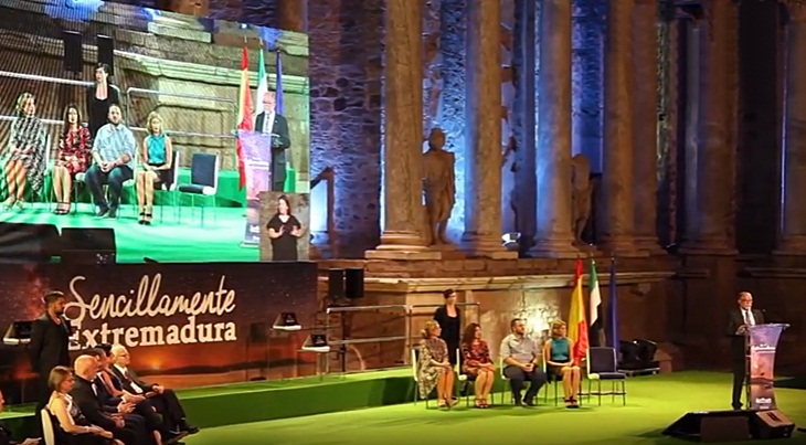 Miles de extremeños acogen con ilusión el acto del Día de Extremadura