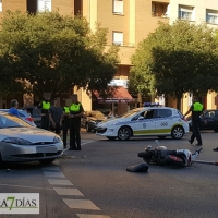 Accidente entre un coche y una motocicleta en Sinforiano Madroñero