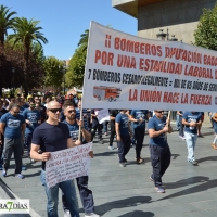 Bomberos del CPEI se manifiestan en Badajoz por una “Estabilidad laboral digna”