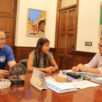 Osuna recibe a la paralímpica Isabel Yinghua