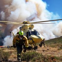 El incendio en Garganta la Olla continúa activo y mantiene el nivel 1 de peligrosidad