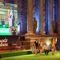 Miles de extremeños acogen con ilusión el acto del Día de Extremadura
