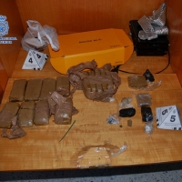 Hallan hachís, marihuana y cartuchos en el desahucio de una vivienda