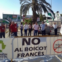 Protesta en Carrefour Mérida por el "boicot" francés a productos extremeños