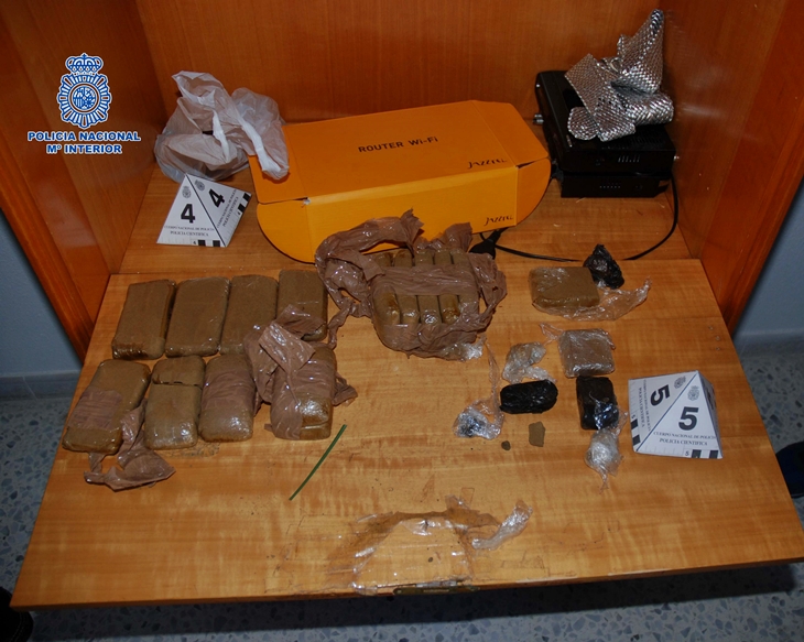 Hallan hachís, marihuana y cartuchos en el desahucio de una vivienda