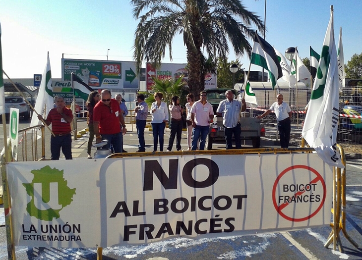 Protesta en Carrefour Mérida por el "boicot" francés a productos extremeños