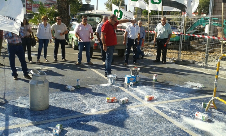 Protesta en Carrefour Mérida por el "boicot" francés a productos extremeños