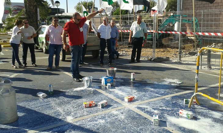 Protesta en Carrefour Mérida por el "boicot" francés a productos extremeños