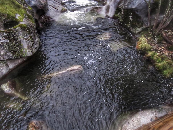 El río Jerte, negro, tras el incendio en Los Infiernos