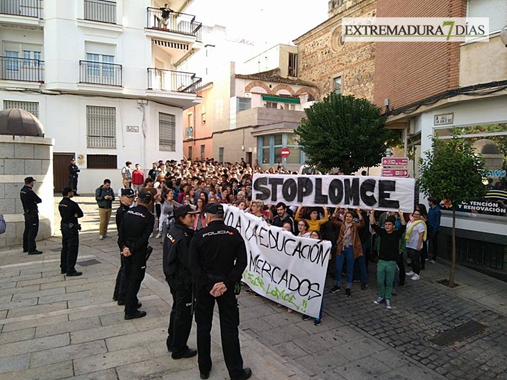 Centenares de estudiantes se manifiestan contra la Lomce en Mérida