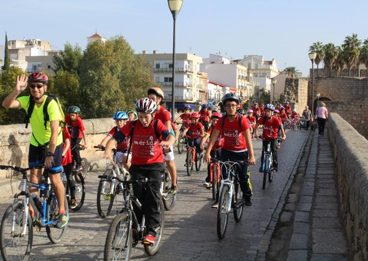 Éxito de participación del Día escolar de la Bicicleta en Mérida