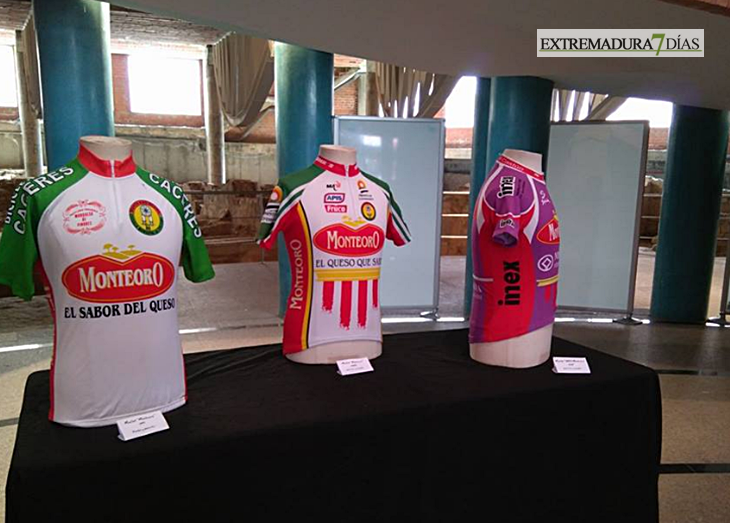 Una exposición conmemora los 40 años de la Escuela de Ciclismo de Mérida