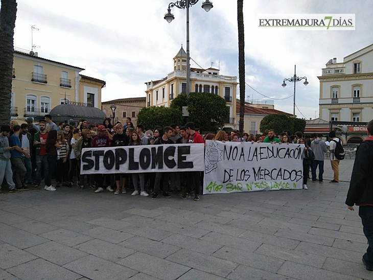 Centenares de estudiantes se manifiestan contra la Lomce en Mérida