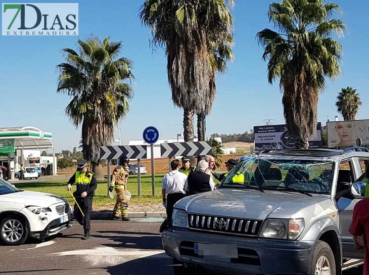 Accidente de tráfico en la rotonda de acceso a Las Vaguadas
