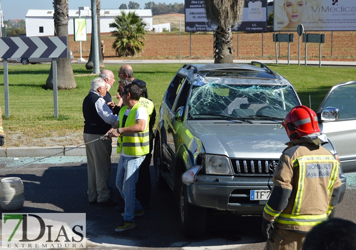 Accidente de tráfico en la rotonda de acceso a Las Vaguadas