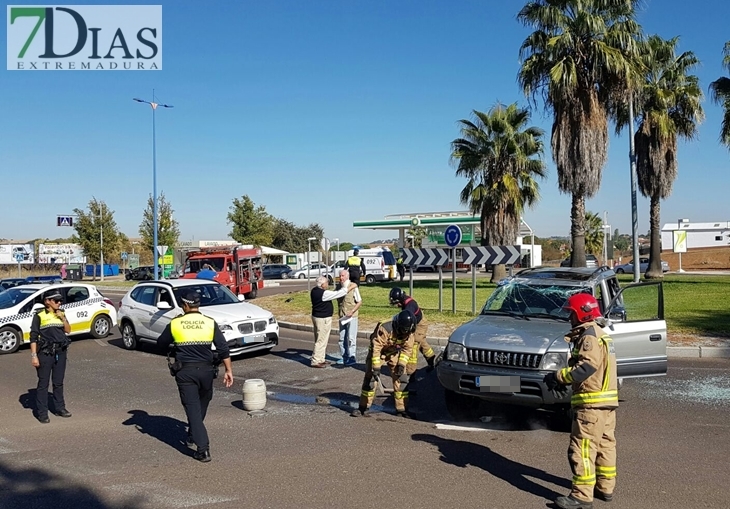 Accidente de tráfico en la rotonda de acceso a Las Vaguadas