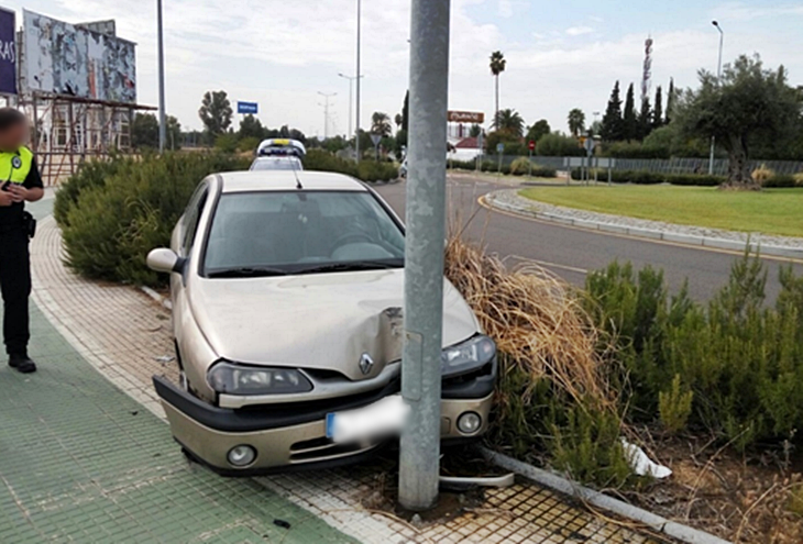 Un conductor se sale de la calzada y choca contra una farola