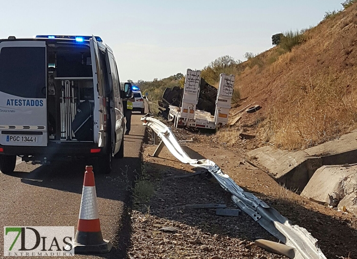 Un camión vuelca en un accidente en la A5