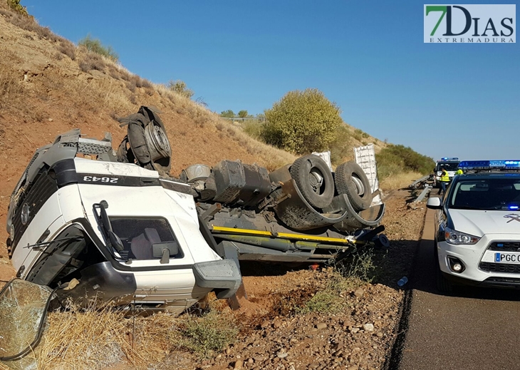 Un camión vuelca en un accidente en la A5