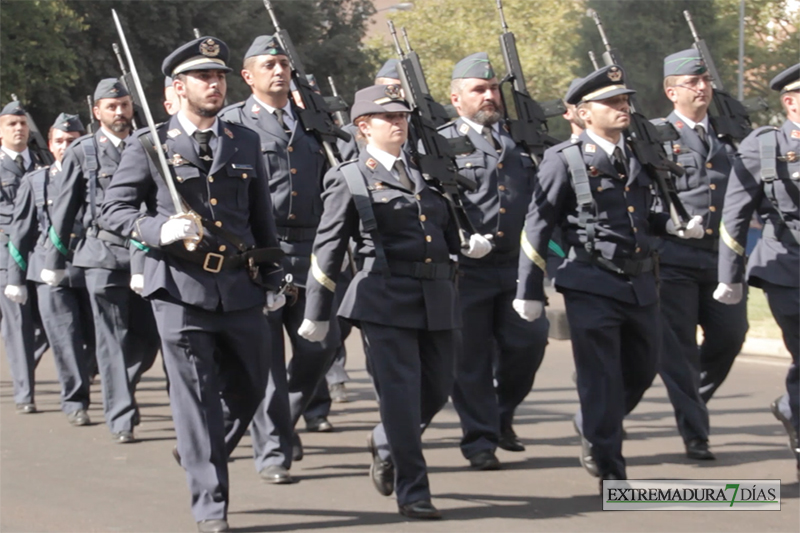 Badajoz celebra el izado de bandera con motivo de la Fiesta Nacional