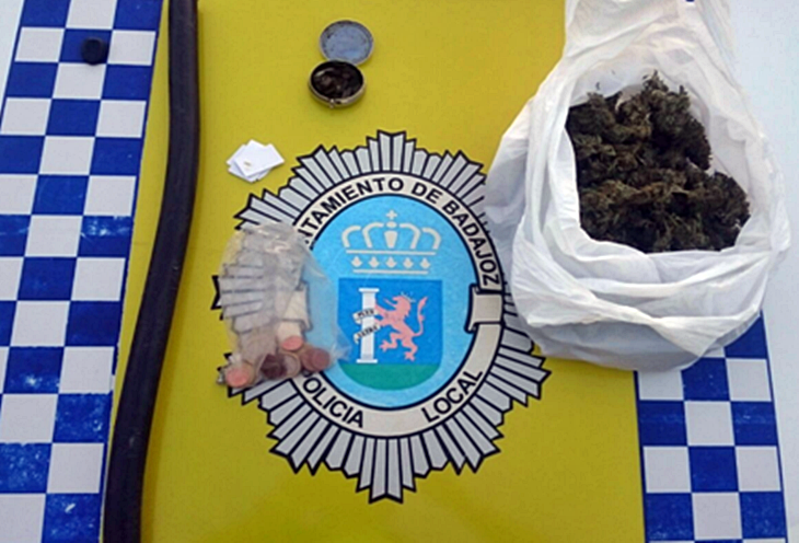 Un joven detenido con hachís y marihuana dispuestos para su venta