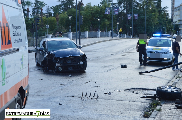 Un vehículo colisiona contra una farola en Ricardo Carapeto