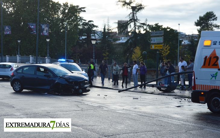 Un vehículo colisiona contra una farola en Ricardo Carapeto