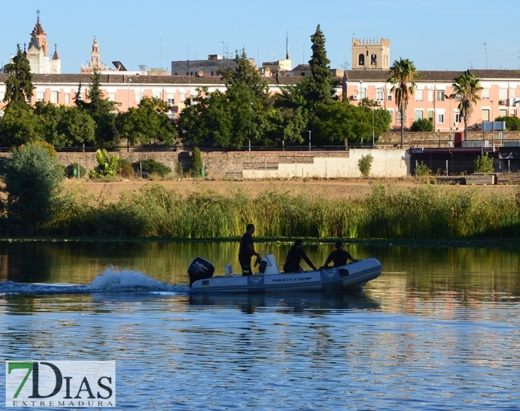 Un hombre se tira hacia el Guadiana desde el Puente de Palmas