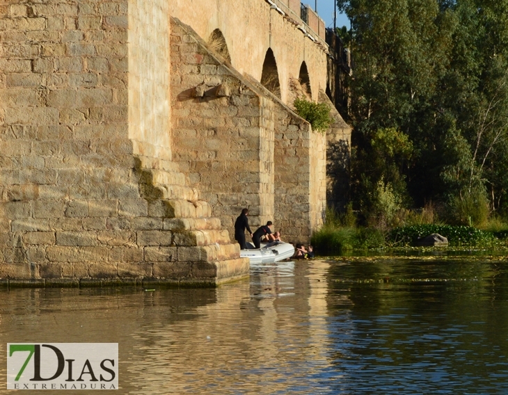 Un hombre se tira hacia el Guadiana desde el Puente de Palmas