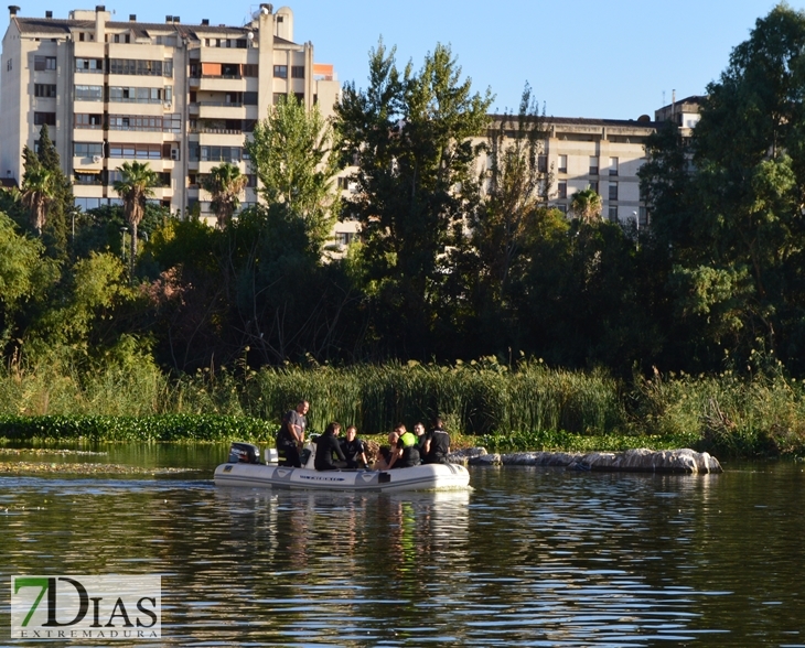 Un hombre se tira hacia el Guadiana desde el Puente de Palmas