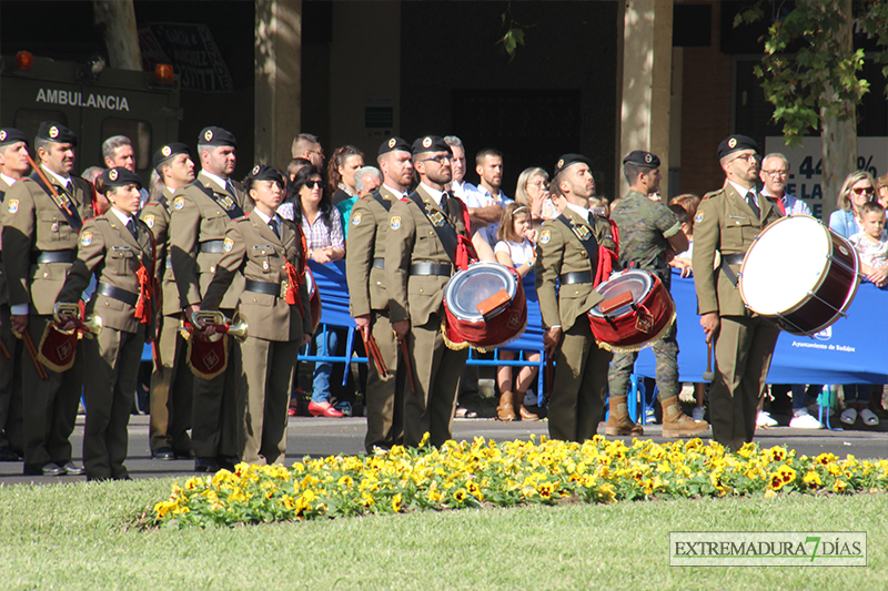 Badajoz celebra el izado de bandera con motivo de la Fiesta Nacional