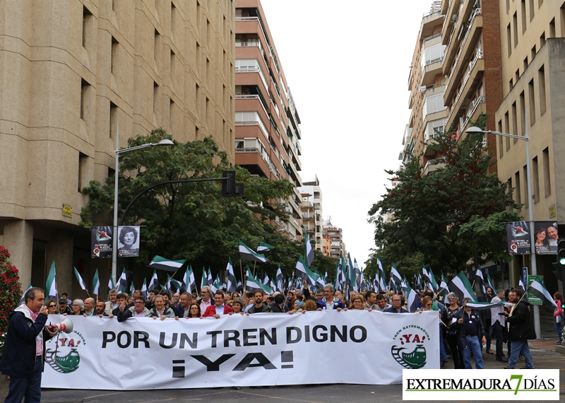 Cientos de extremeños se manifiestan en Badajoz por &quot;un tren digno&quot;