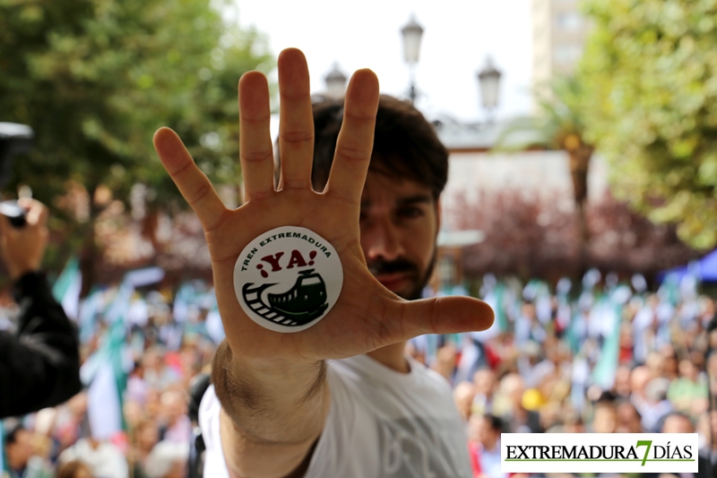 Cientos de extremeños se manifiestan en Badajoz por &quot;un tren digno&quot;