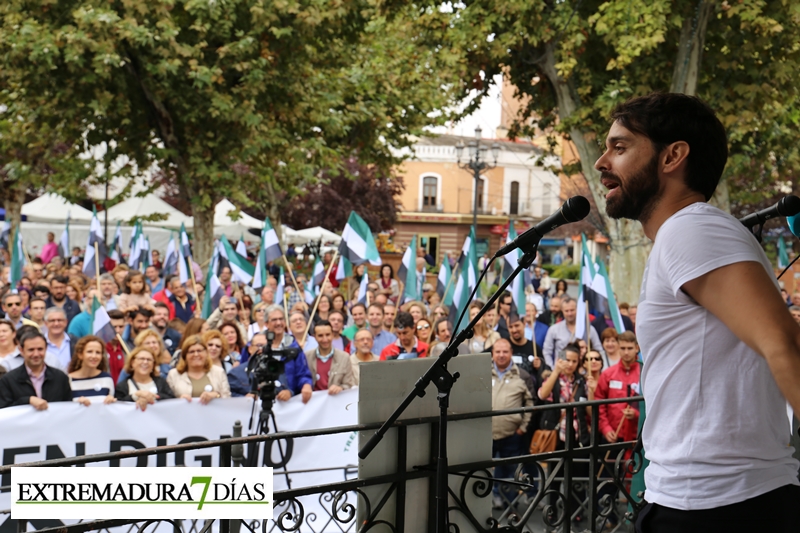 Cientos de extremeños se manifiestan en Badajoz por &quot;un tren digno&quot;