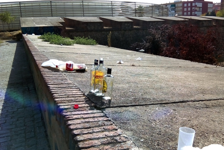 Continúan las denuncias por practicar &#39;botellón&#39; en Badajoz