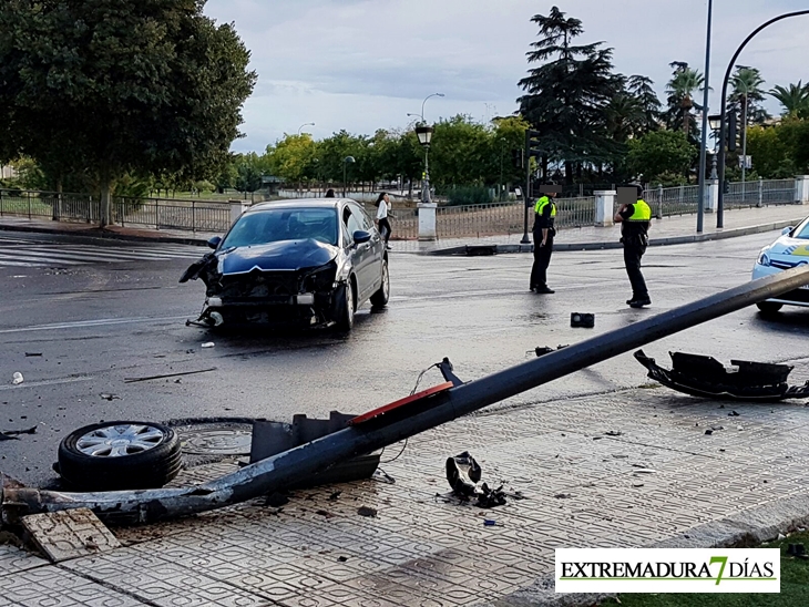 Un vehículo colisiona contra una farola en Ricardo Carapeto