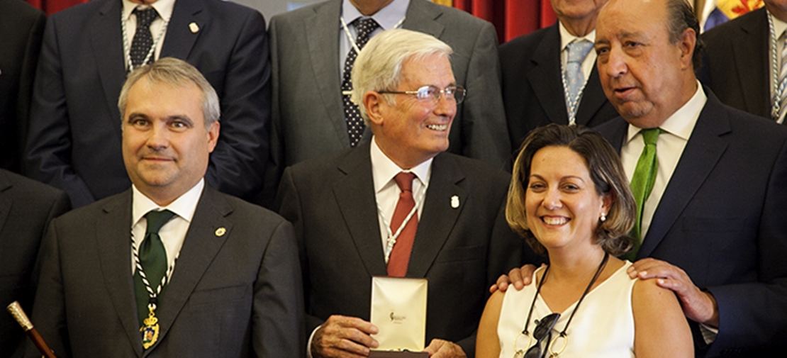 El Ayuntamiento de Badajoz entrega la medalla de la ciudad a Amigos del País