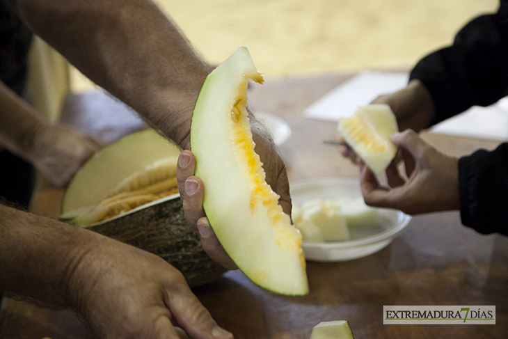 Los asistentes disfrutan del melón extremeño en AgroAlbuera