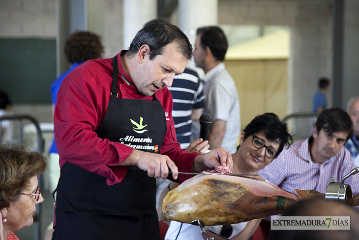 Los asistentes disfrutan del melón extremeño en AgroAlbuera