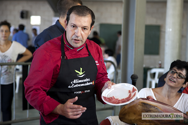 Los asistentes disfrutan del melón extremeño en AgroAlbuera