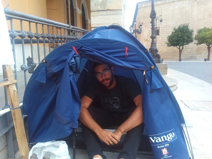 Pedro Luengo abandona su acampada. “Lucharé por otros medios”